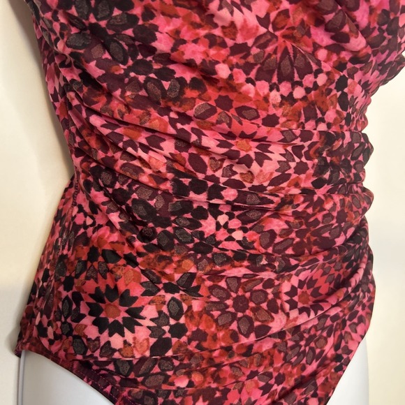 Miraclesuit One Piece Swimsuit Red Black Underwire Ruching Size 12 14* Flaw - Picture 2 of 10